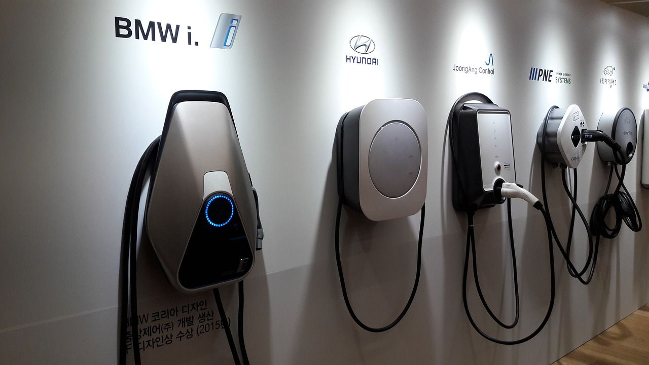 Przyszłość już tu jest: jak wybrać stację ładowania dla pojazdu elektrycznego