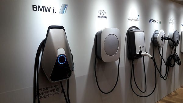 Przyszłość już tu jest: jak wybrać stację ładowania dla pojazdu elektrycznego