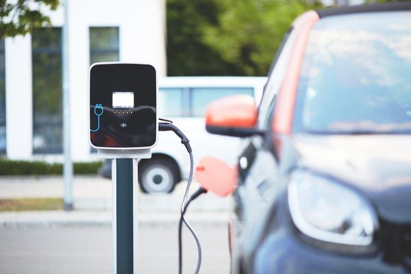 Jak wybrać najlepszą ładowarkę mobilną do samochodu elektrycznego - praktyczny przewodnik
